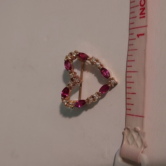 Heart Shaped Pin With Diamond & Ruby Stones in Gold - Picture 4 of 9